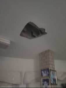 החור בתקרת הבית בכפר כנא כתוצאה מהטלת הרימון על ידי הרחפן. צילום: לפי סעיף 27א
