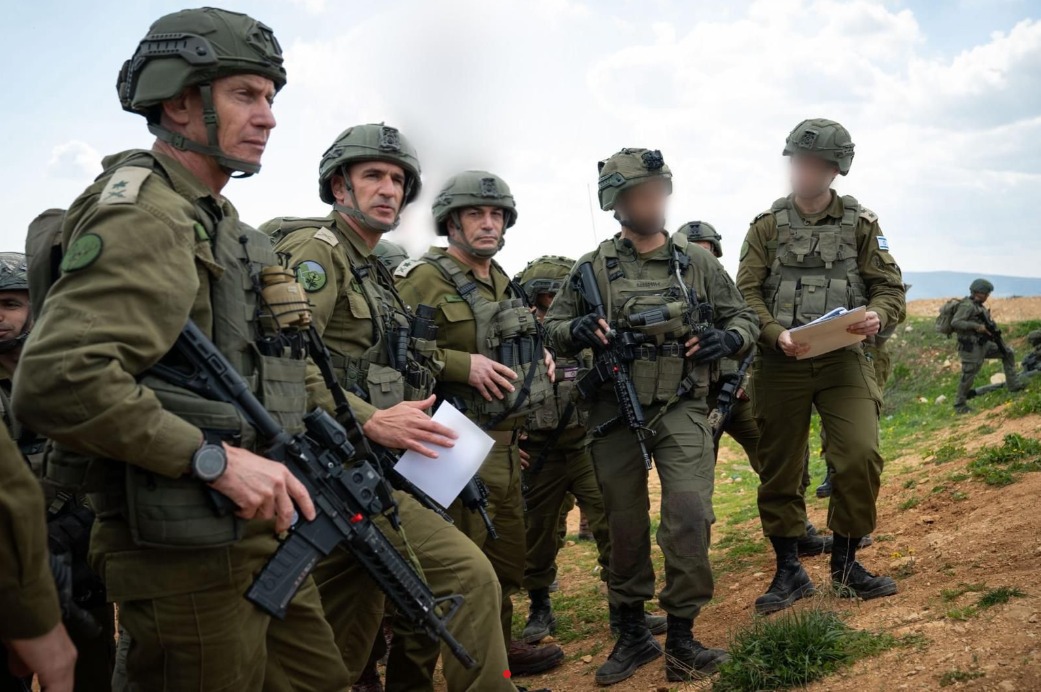 גישה חדשה ומרעננת של ריצה אל מרכז הכובד של האויב. הרמטכ"ל זמיר עם חיילי צה"ל בשטח. צילום: דובר צה"ל