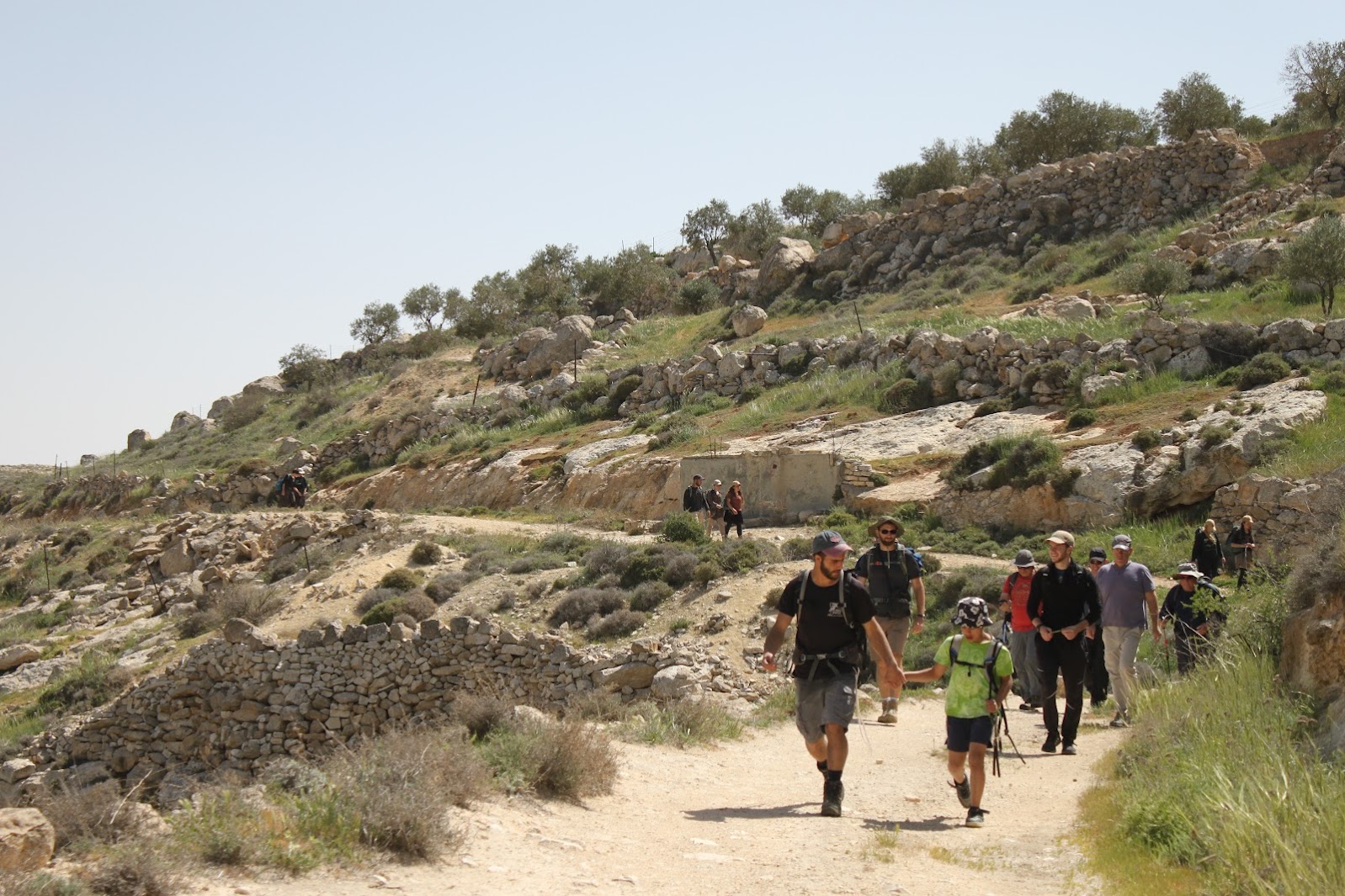 "העניין העיקרי הוא להדגיש שחלק ממרקם החיים ביהודה ושומרון הוא גם טיולים במרחב". טיול בהר חברון. צילום: רועי לויט