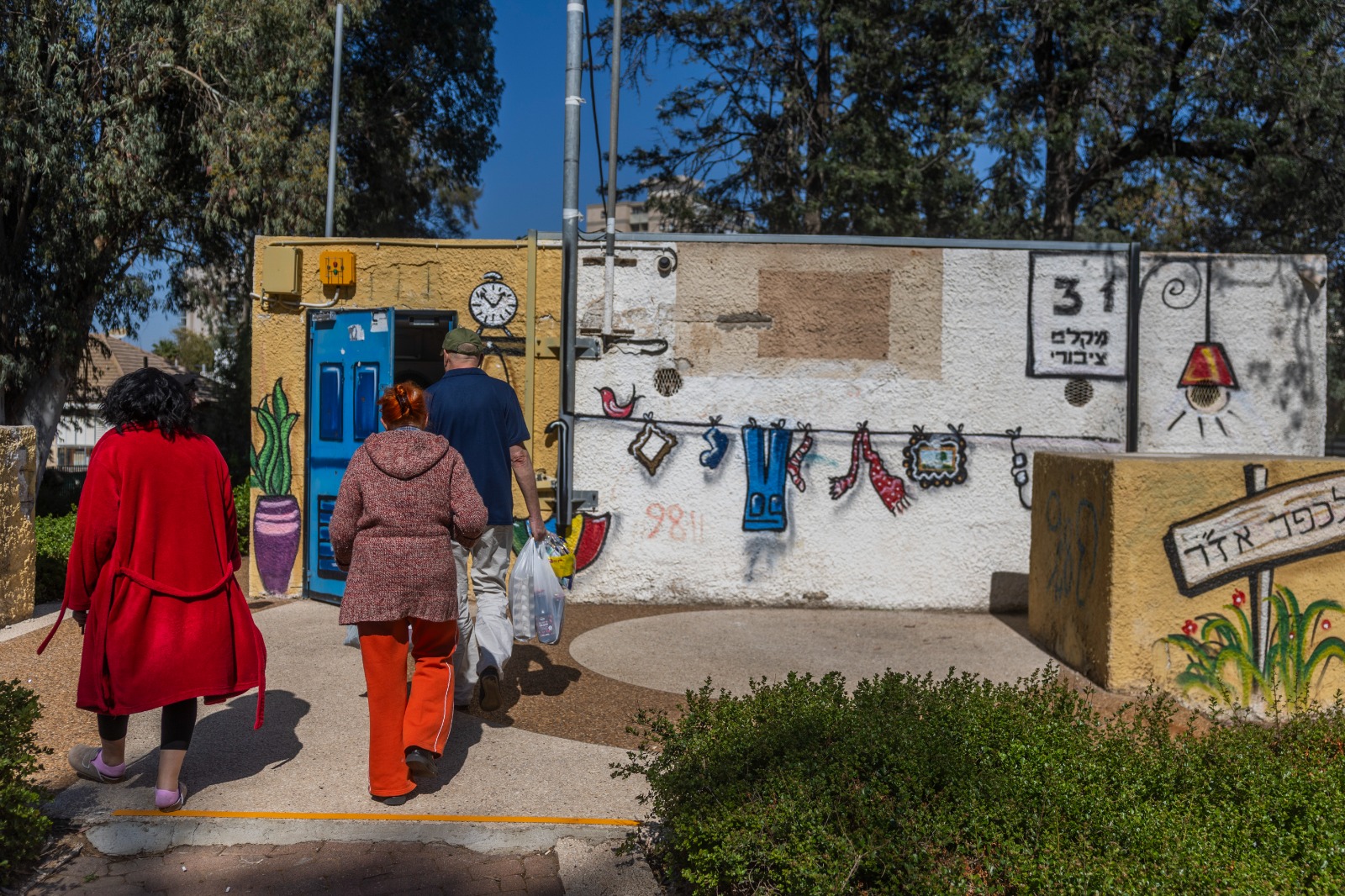 גם אם נלך למקלטים עשר פעמים ביום, לא ישברו את רוחנו. אנשים בחולון יורדים למקלט. צילום: חיים גולדברג, פלאש 90 
