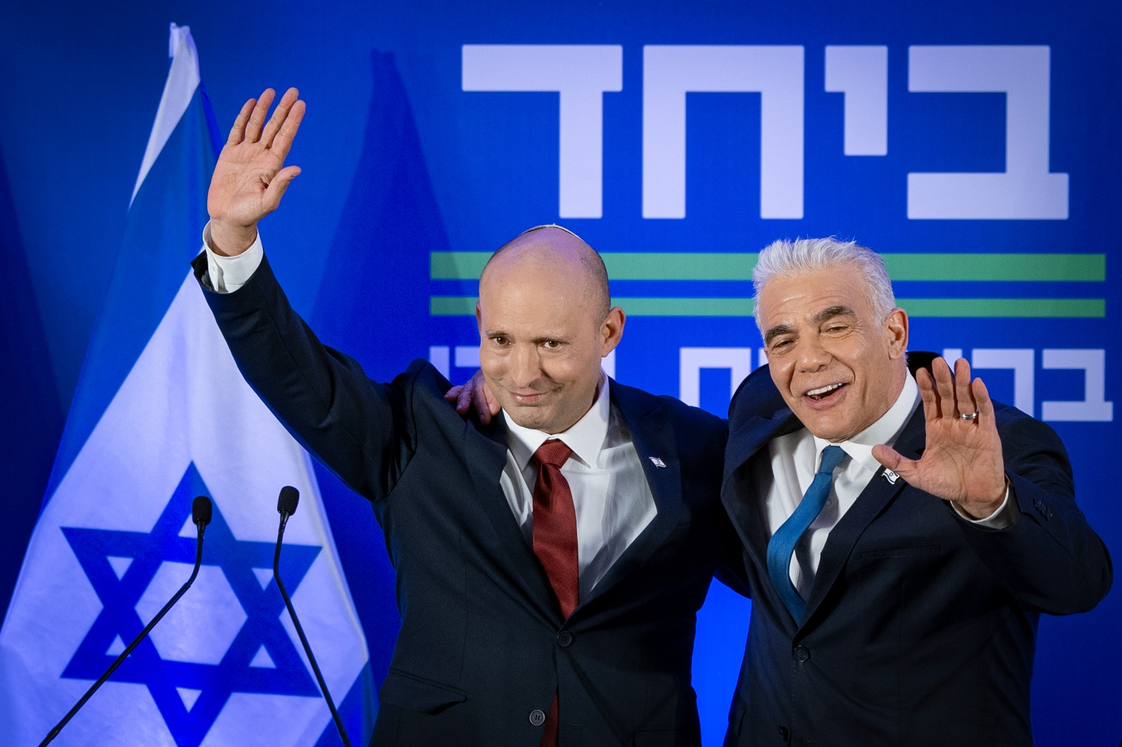 ואולי הכול זה אליבי כדי לאפשר ללפיד להיכנס בעתיד לממשלה עם נתניהו? מסיבת העיתונאים של בנט ולפיד. צילום: חיים גולדברג פלאש 90