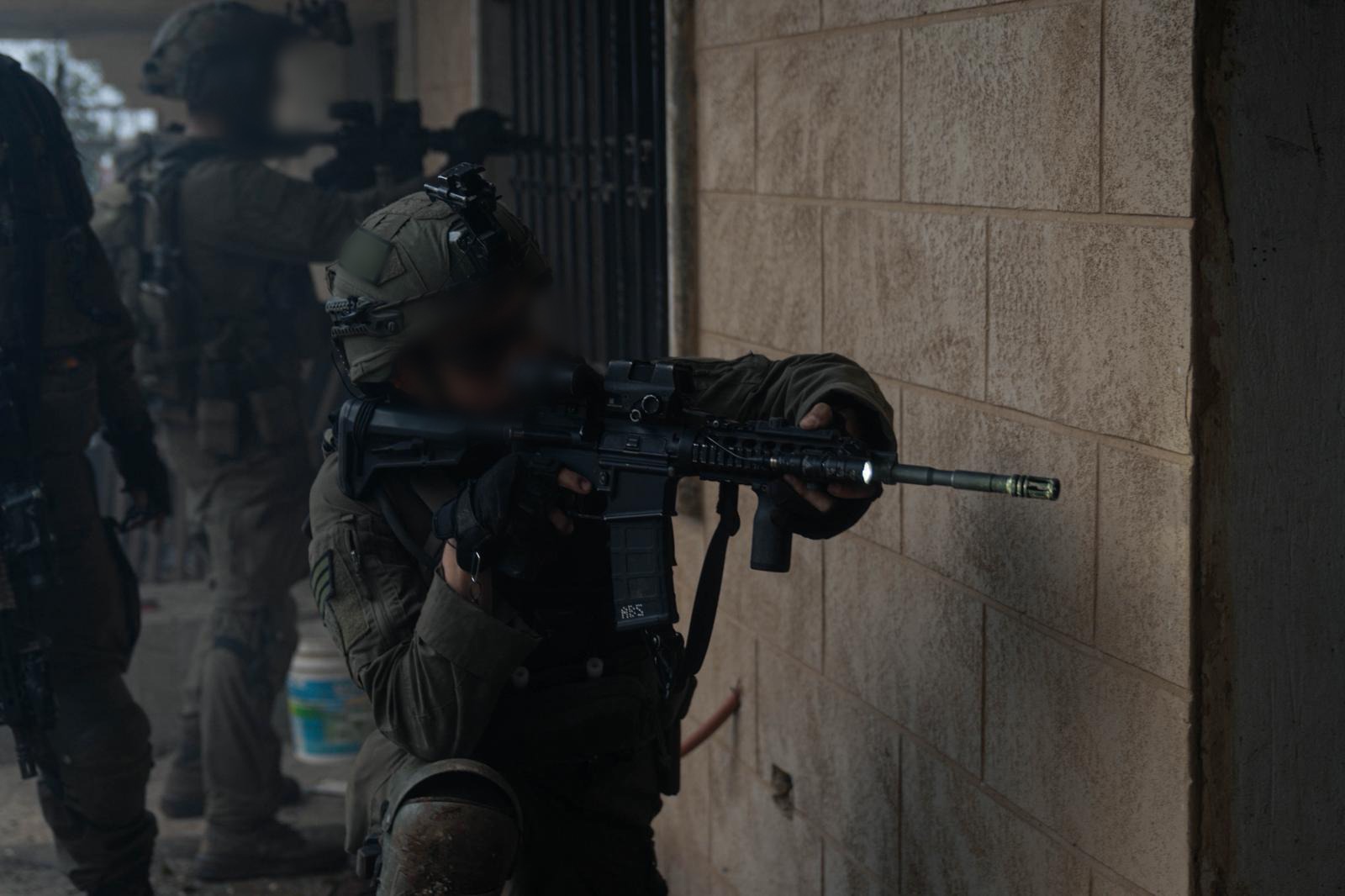 אף אחד לא יודע להסביר למה בינת ג'ביל מחוץ לקו הצהוב. כוחות צה"ל בבינת ג'ביל. צילום: דובר צה"ל