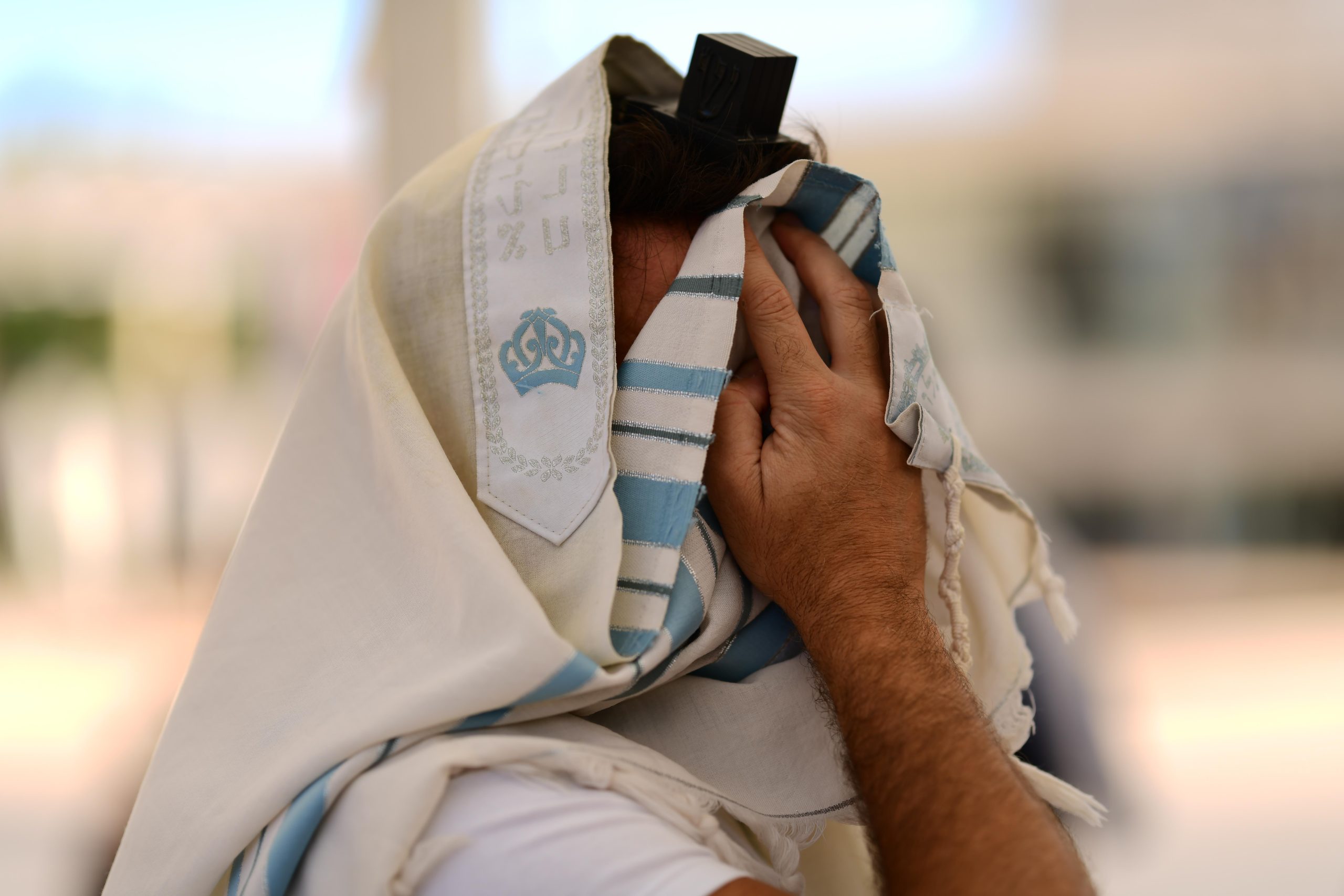 יהודי מתפלל שחרית, למצולם אין קשר לכתבה. צילום: תומר נויברג, פלאש 90