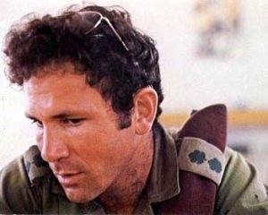 למרות הניסיונות להשחיר את שמו, הוא נותר דמות מופת בעיני רוב הציבור הישראלי. יוני נתניהו ז"ל. צילום: שימוש לפי סעיף 27 א' לחוק זכויות יוצרים