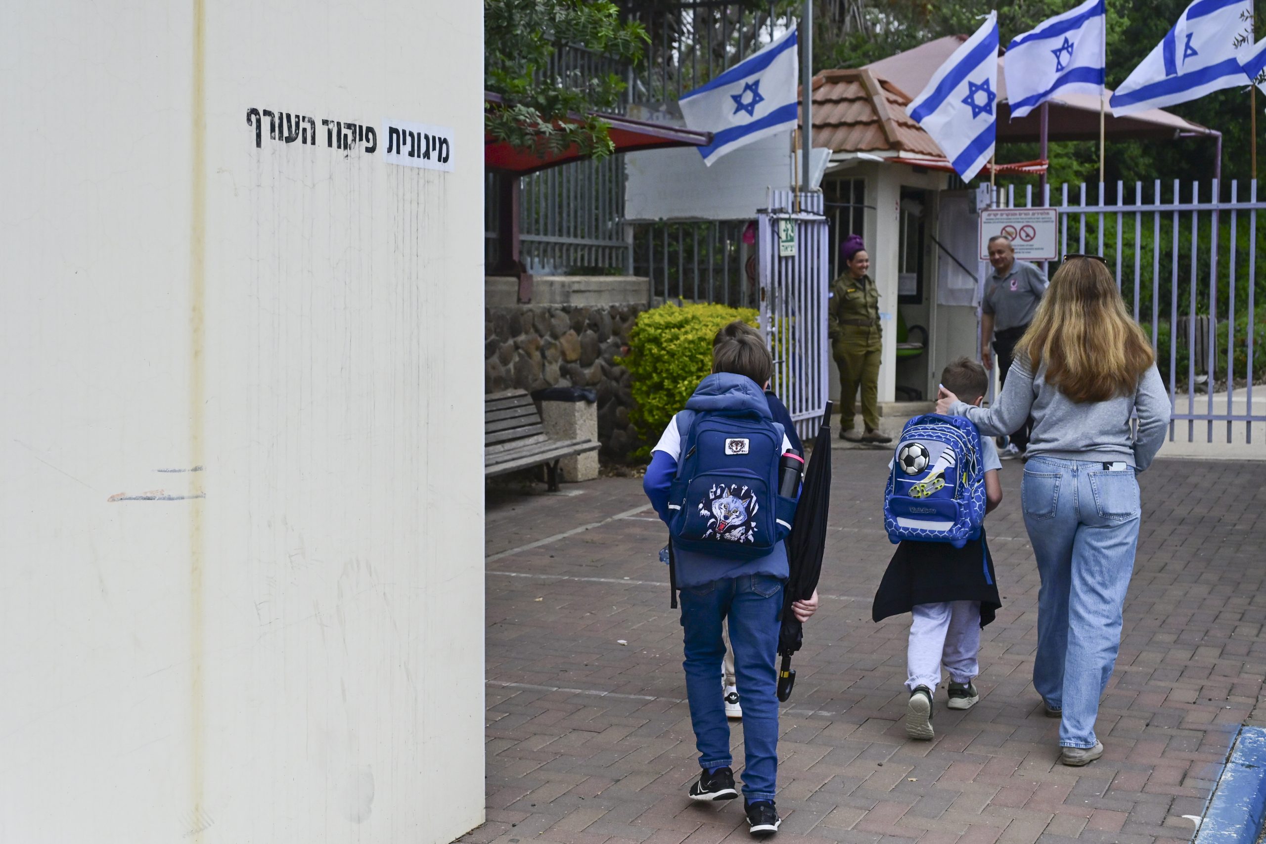 תפקידה של המדינה לבנות את החוסן של דור הילדים הנוכחי. ילדים בדרכם לבית ספר. למצולמים אין קשר לטור. צילום: מיכאל גלעדי, פלאש 90