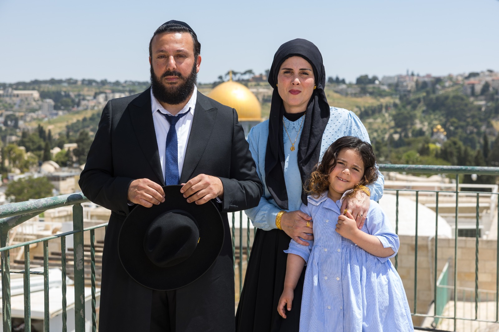 "מכאן אני רואה בכל בוקר את חלקת הקבר של ילדיי בהר הזיתים". הרב יצחק ותמר ביטון והבת רחל בביתם בירושלים. צילום: לירון מולדובן