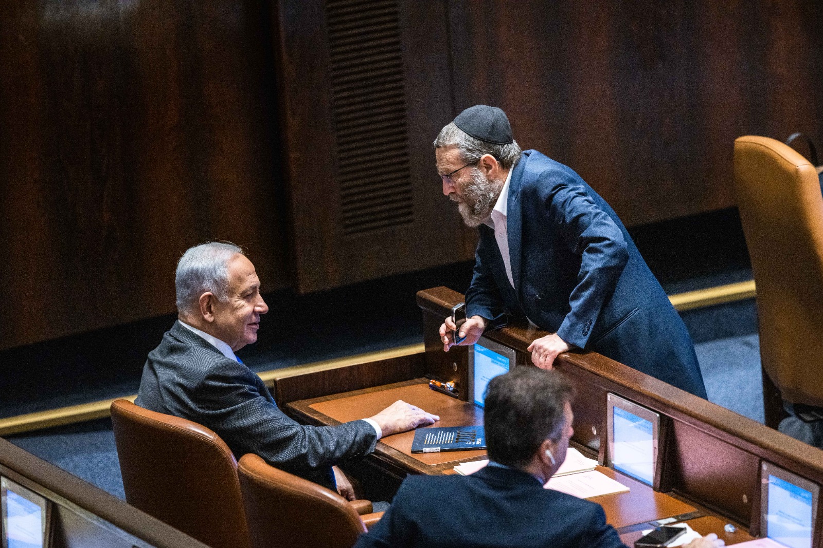 אם נתניהו יביא את המתנגדים בליכוד, החרדים ישכנעו את אגודת ישראל? נתניהו וגפני. צילום: אוליבר פיטוסי, פלאש 90 