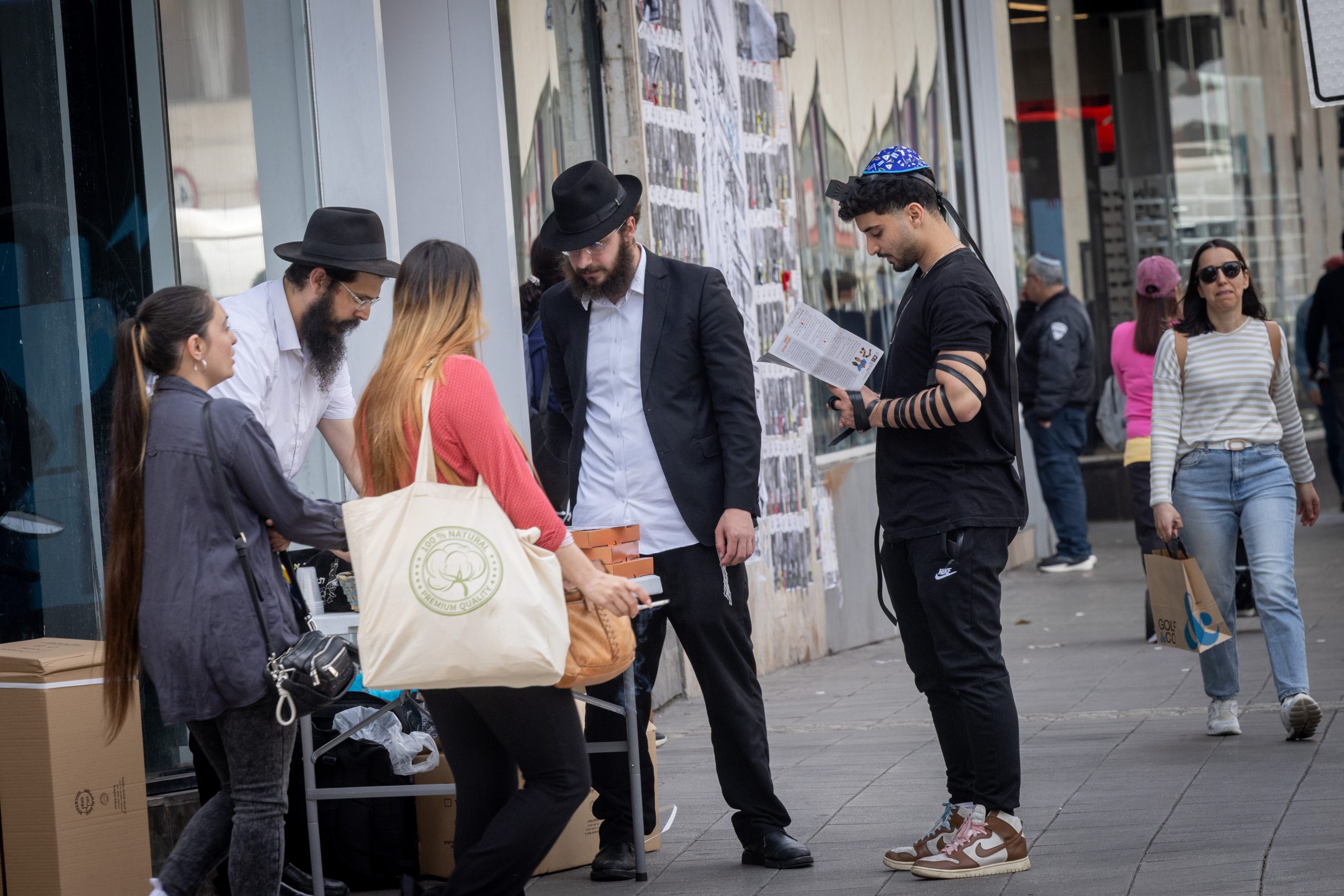 דוכן להנחת תפילין בתל אביב, אילוסטרציה. צילום: מרים אלסטר, פלאש 90