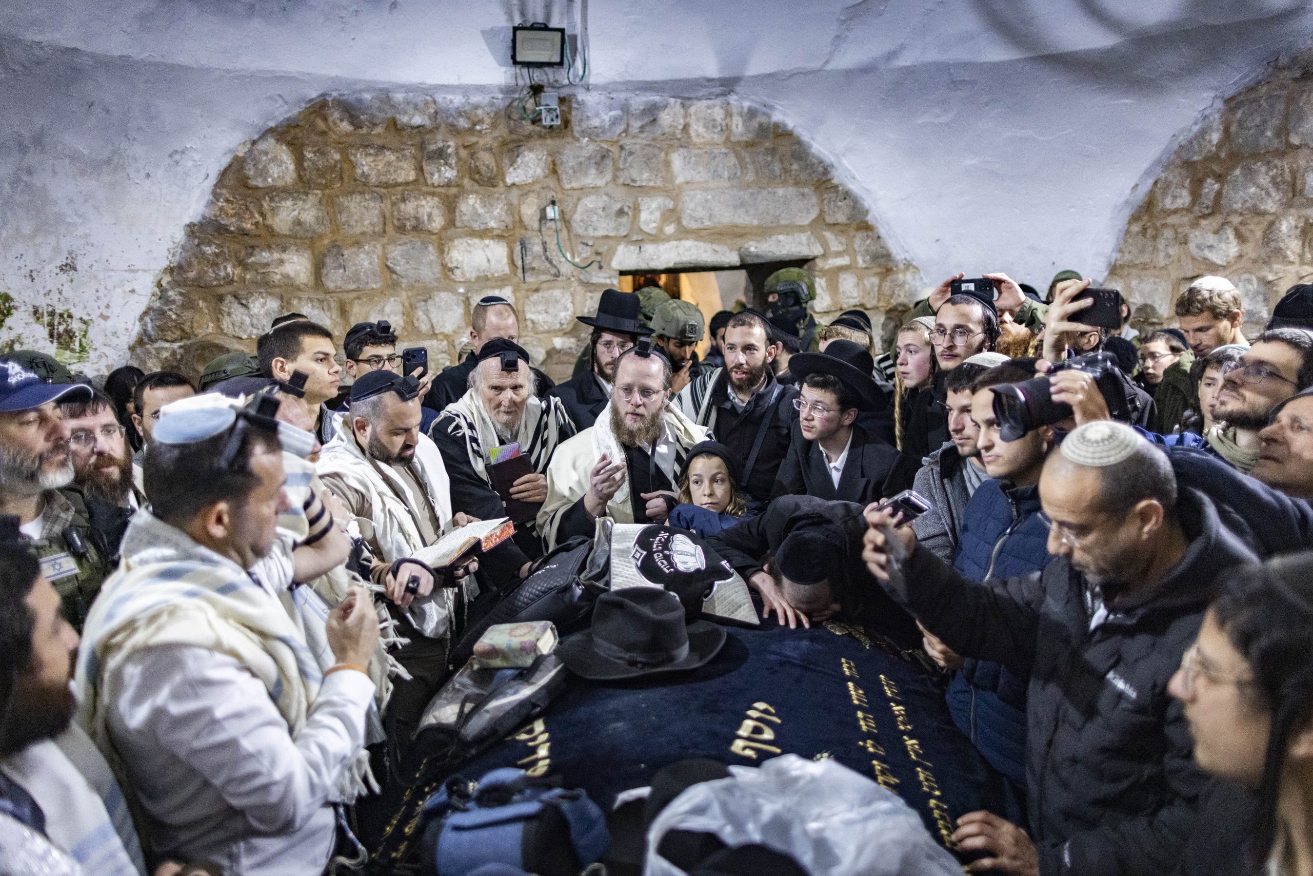 יהודים מתפללים בציון יוסף הצדיק בשכם. צילום: חיים גולדברג, פלאש 90
