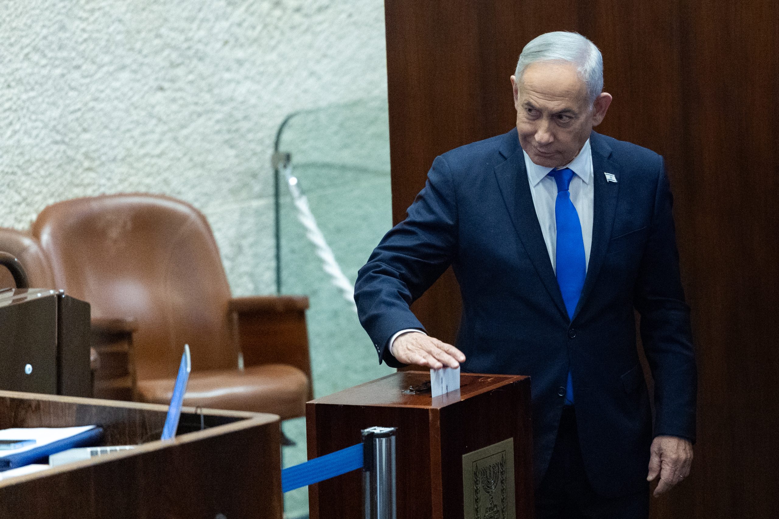 בפעם הקודמת שהליכוד התפורר כמפלגה, נולדה תוכנית ההתנתקות. נתניהו מצביע בבחירות למבקר המדינה. צילום: יונתן זינדל, פלאש 90