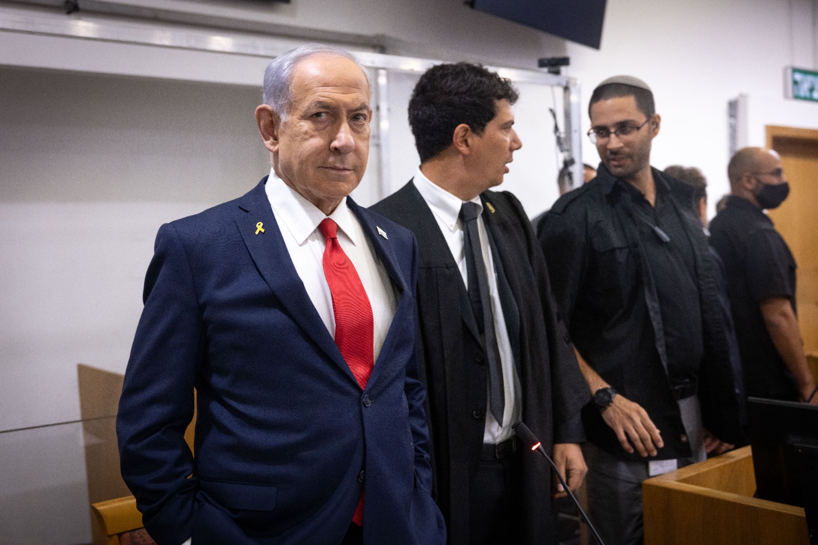 תיקי נתניהו אמנם ספגו מכה קשה, אבל הקמפיין התקשורתי בנושא לא עוצר לרגע. נתניהו בבית המשפט. צילום: מרים אלסטר, פלאש 90 