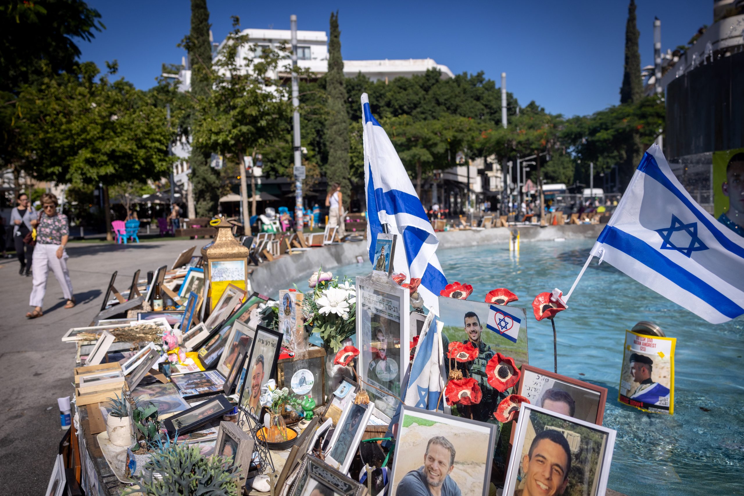 תמונות נרצחים מ-7 באוקטובר בכיכר דיזנגוף, תל אביב. ארכיון. צילום: מרים אלסטר, פלאש 90