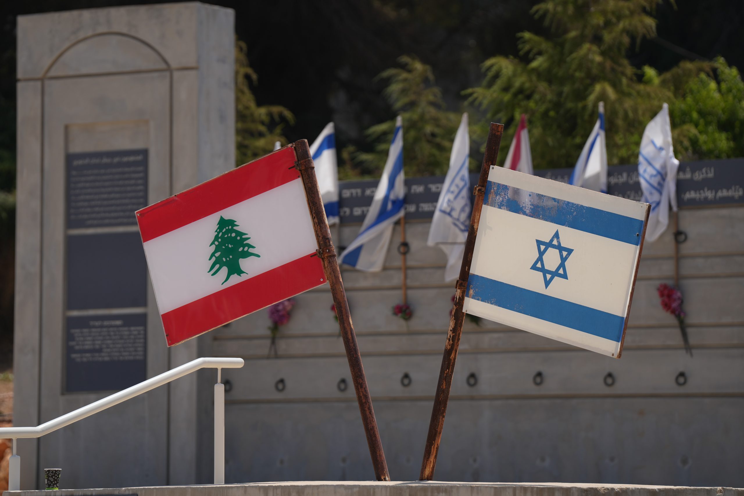 דגלי ישראל ולבנון השבוע בגבול הצפון. צילום: אייל מרגולין, פלאש 90
