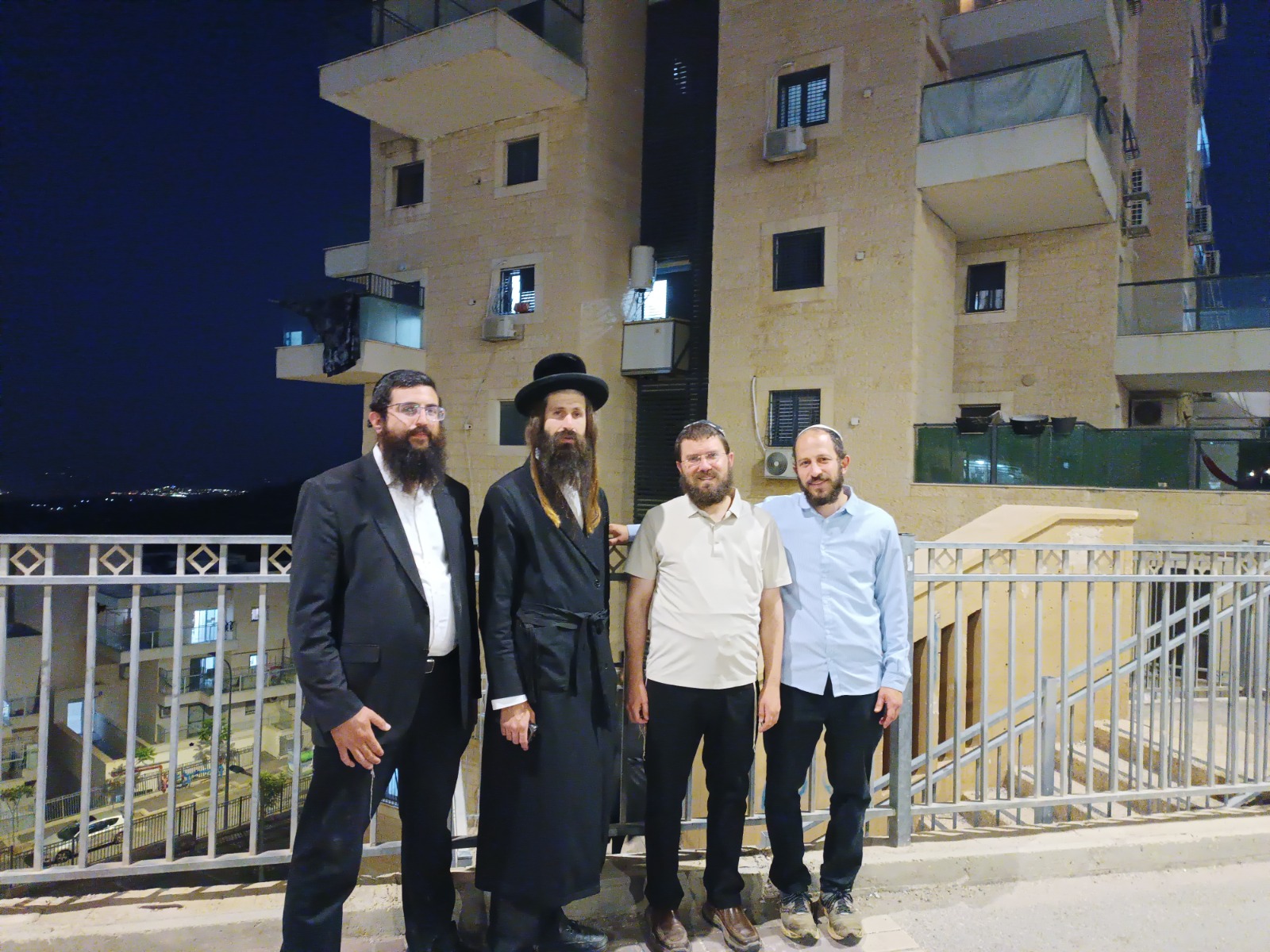 "יש פה מפגש פשוט וישיר של אנשים שאוהבים את הארץ, את התורה, וזה את זה". מימין לשמאל: הרב יאיר ויצמן, מנחם גנדל, שלמה ברלין ויהודה לוי. צילום: יוסף ארנפלד