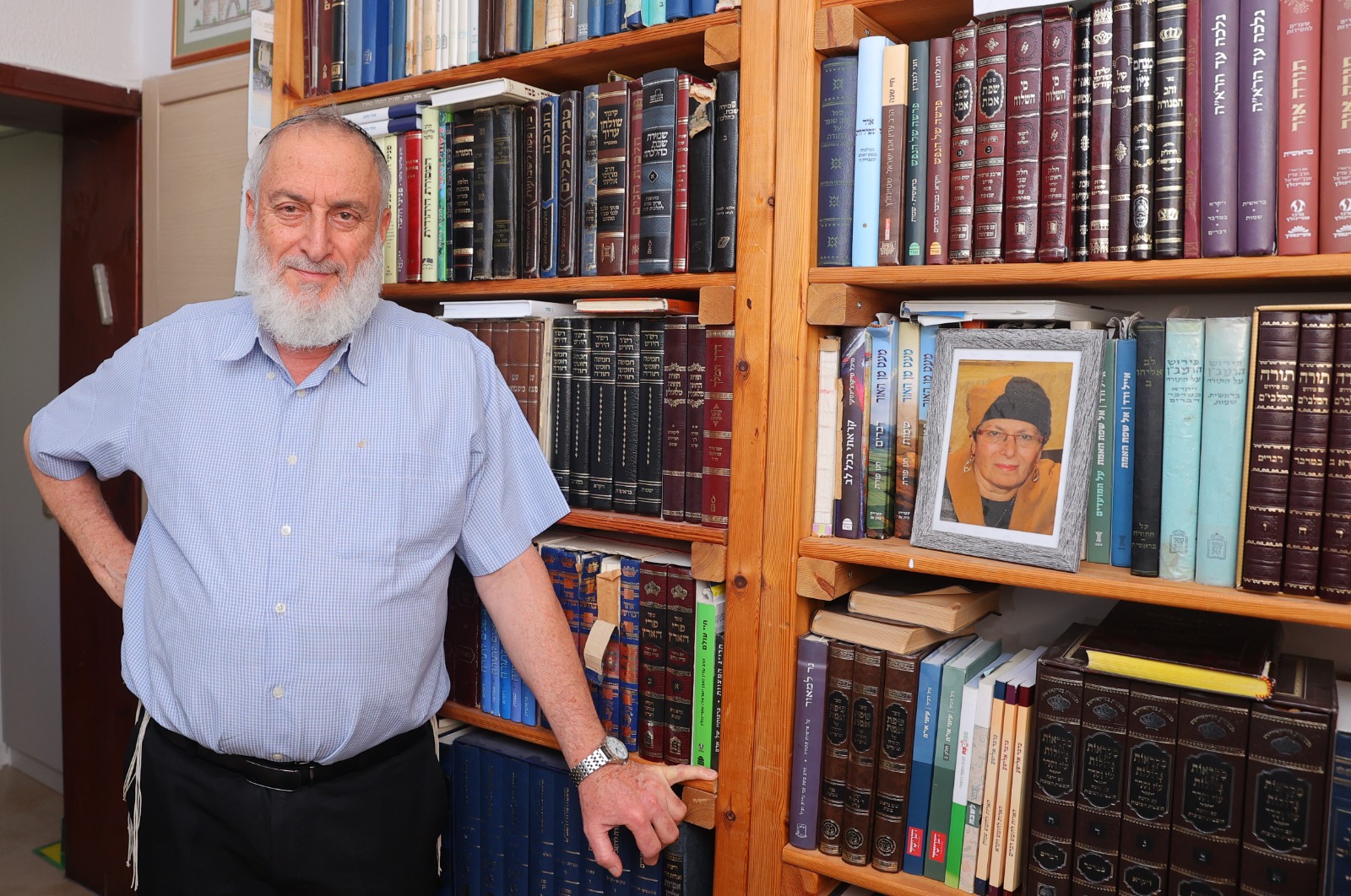 "למרות כל מה שקרה, אני חי היום ורוצה לחיות". הרב בני וורצמן, ברקע תמונתה של מימי ז"ל. צילום: מירי שמעונוביץ