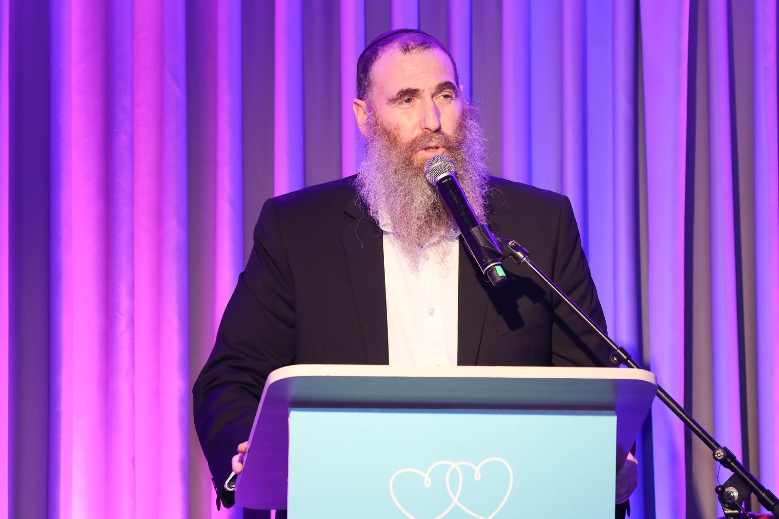 "המנהיגות ההורית נבחנת דווקא ביכולת להישיר מבט אל הילד הצעיר ולומר לו את האמת". הרב עמי ברעם