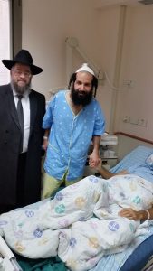 האח הבכור אברהם לאחר התרומה, יחד עם הרב הבר זצ"ל