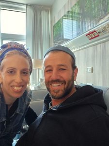 אלעד ואשתו, ביציאה מהניתוח