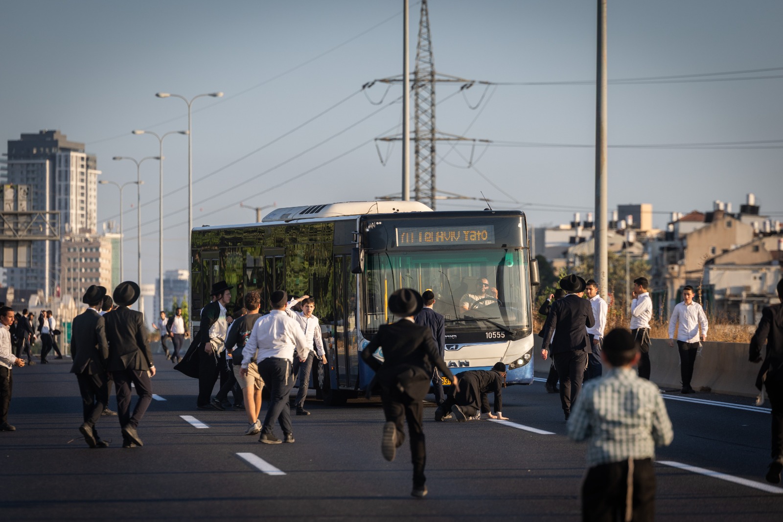 יחסי החברה החרדית עם החברה ישראלית נמצאים בשפל שלא ידענו כמותו שנים רבות. הפגנת חרדים. צילום: חיים גולדברג, פלאש 90