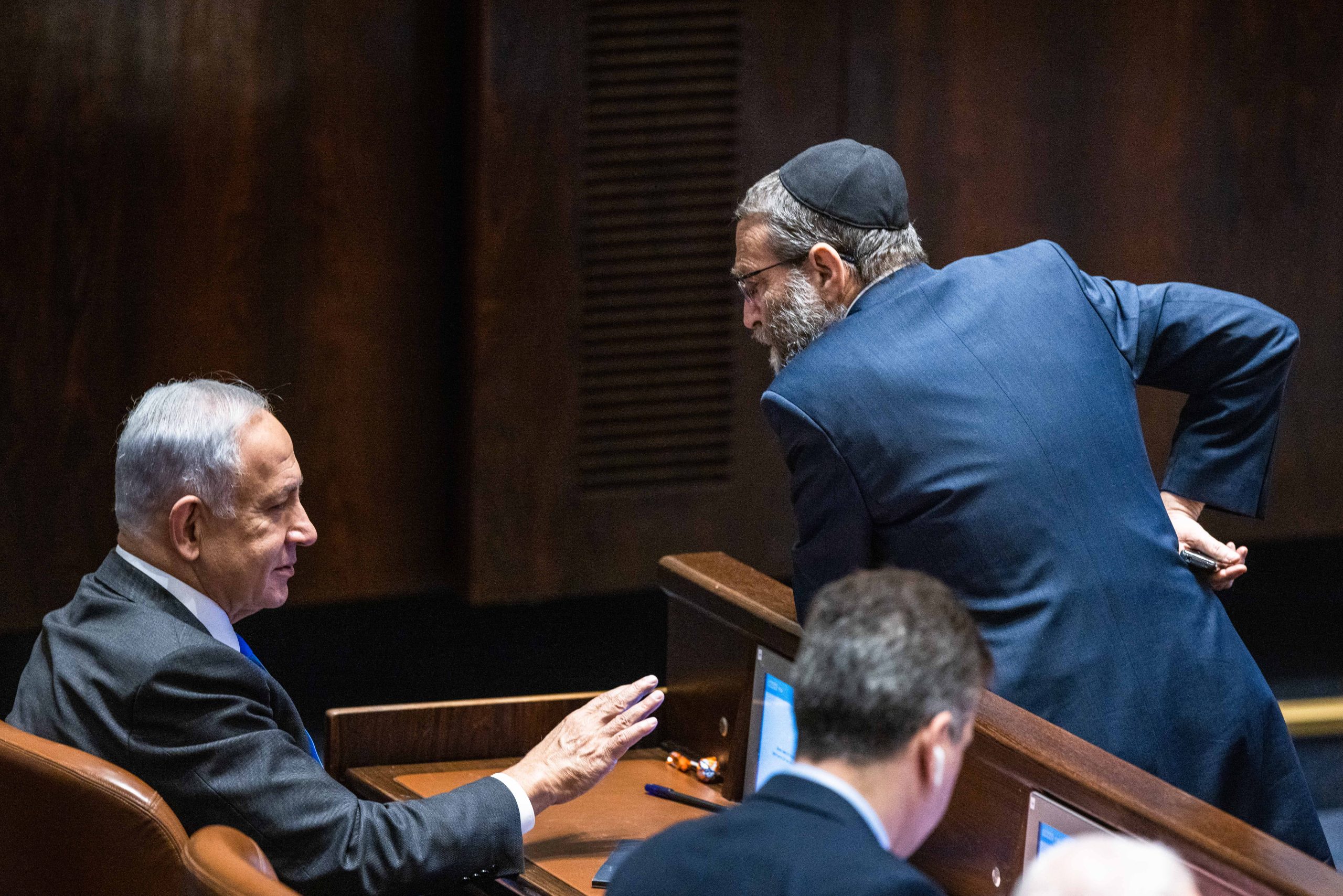 "נתניהו מרח את הנציגים החרדים כל הקדנציה עם סוגיית הגיוס". נתניהו וחבר הכנסת משה גפני. צילום: אוליבר פיטוסי, פלאש 90