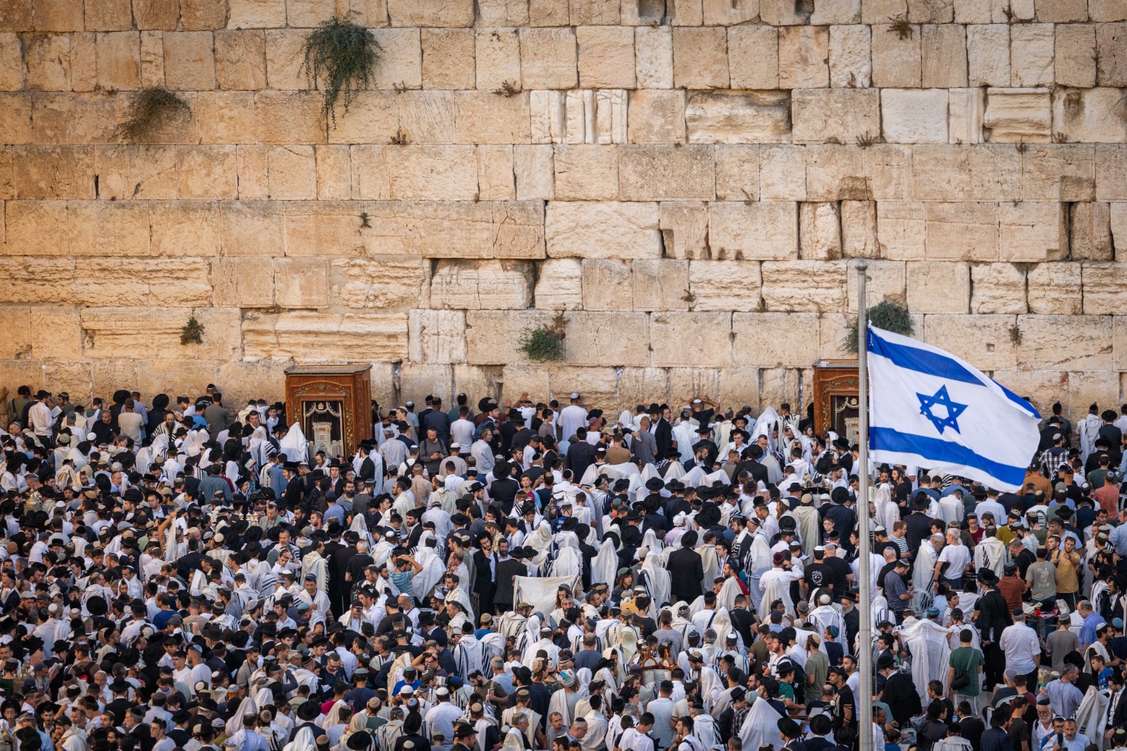 מתפללים בכותל המערבי, בצום תשעה באב. צילום: חיים גולדברג, פלאש 90