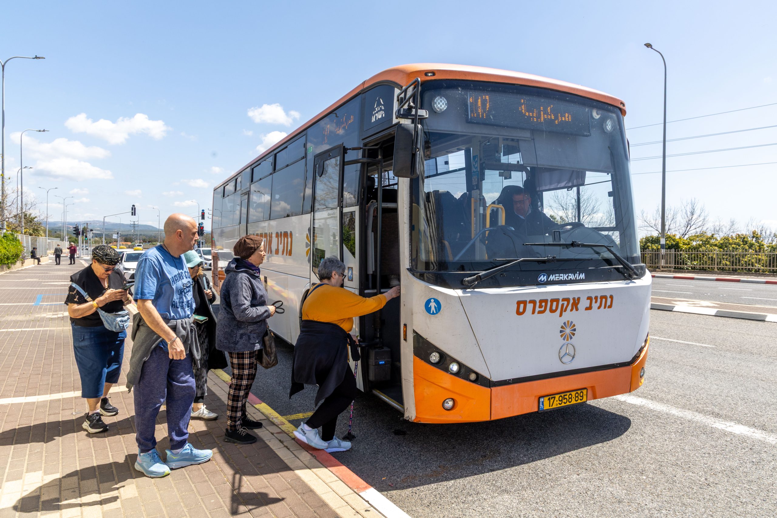 נוסעים עולים לאוטובוס. למצולמים אין קשר לכתבה. צילום: יוסי אלוני, פלאש 90