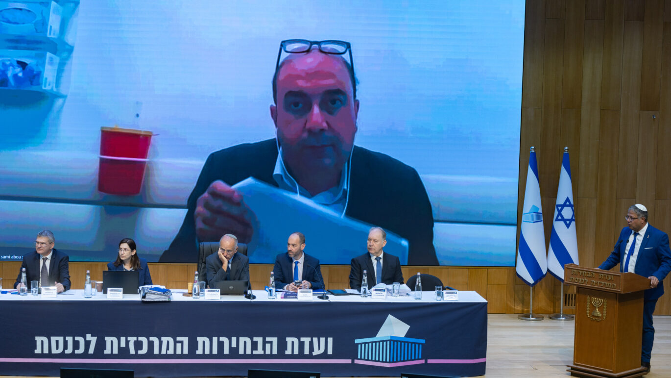 "אם יש מקרה בו צריך לפסול מועמד, זה המקרה". הדיון בועדת הבחירות לפסילתו של אבו שחאדה. צילום: יונתן זינדל, פלאש 90