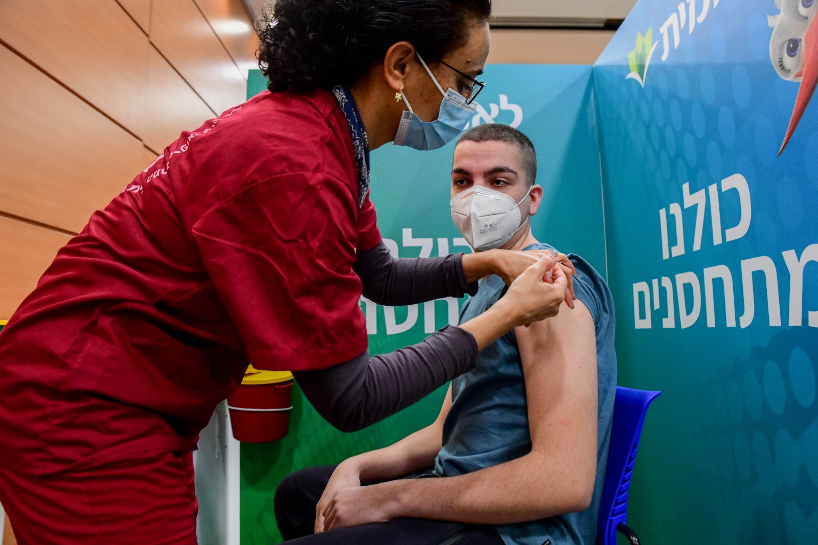 הנתונים החריגים לא גרמו לרשויות להאט את מבצע החיסונים. מבצע החיסונים נגד קורונה בישראל, למצולמים אין קשר לנאמר בכתבה. צילום: אבשלום ששוני, פלאש 90 