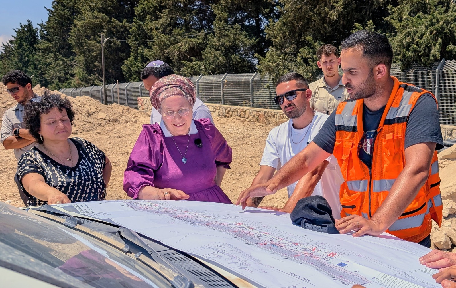 תוכנית שרירותית לעיר ערבית שתבלע את כביש 6 ותתחבר לעכו. סטרוק בסיור בצפון. צילום: דוברות השרה