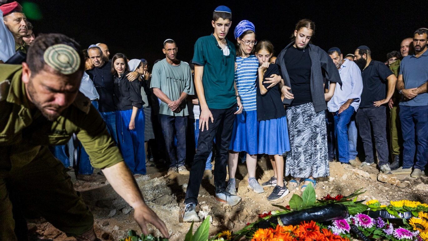 "אבא אני רוצה להגיד תודה, תודה שהצלת את החיים שלי", ספד בנו. הלווית נתנאל שוקרון הי"ד. צילום: הלל בן אור, פלאש 90 