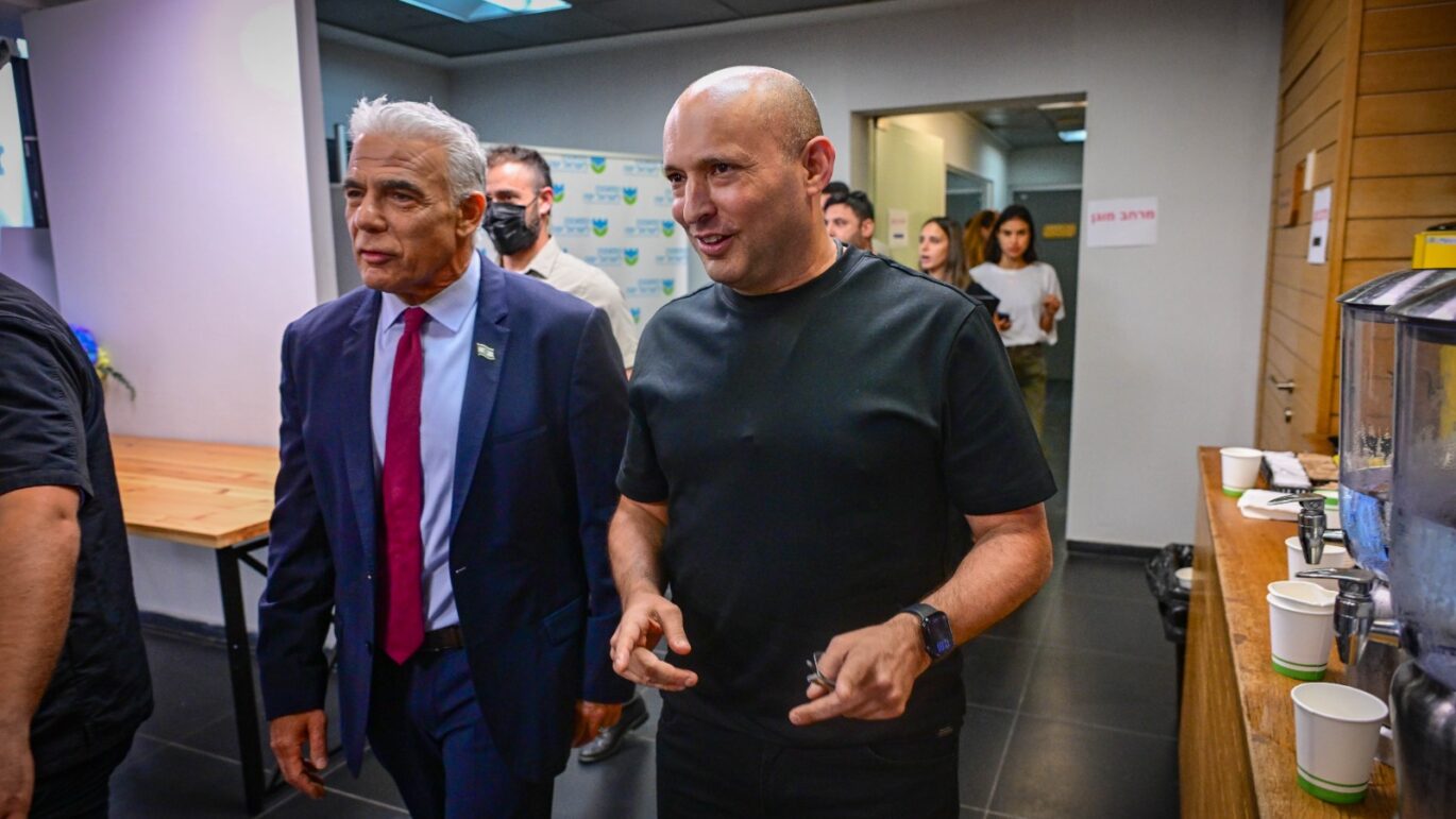 ככה בקטנה העליתי אותם, אבל הפעם זה סיפור אחר. בנט ולפיד. צילום: אבשלום ששוני, פלאש 90