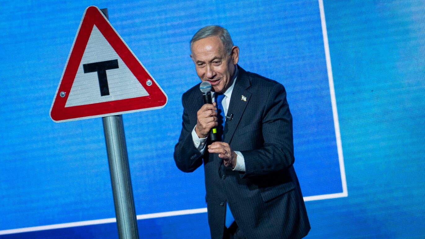 הסתובב על הבמה מחויך עם ביפר ששלף מהכיס. נתניהו בהשקת קמפיין הליכוד. צילום: פלאש 90 