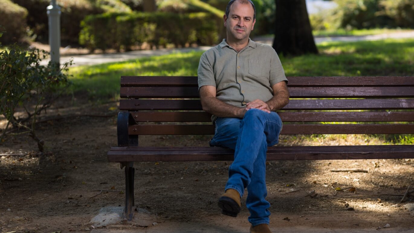 "צריך להאמין שמי שחווה טראומה יוכל לצאת מהצד השני של המנהרה כשבידיו מתנות לעצמו ולעולם". רועי הורן. צילום: לירון מולדובן