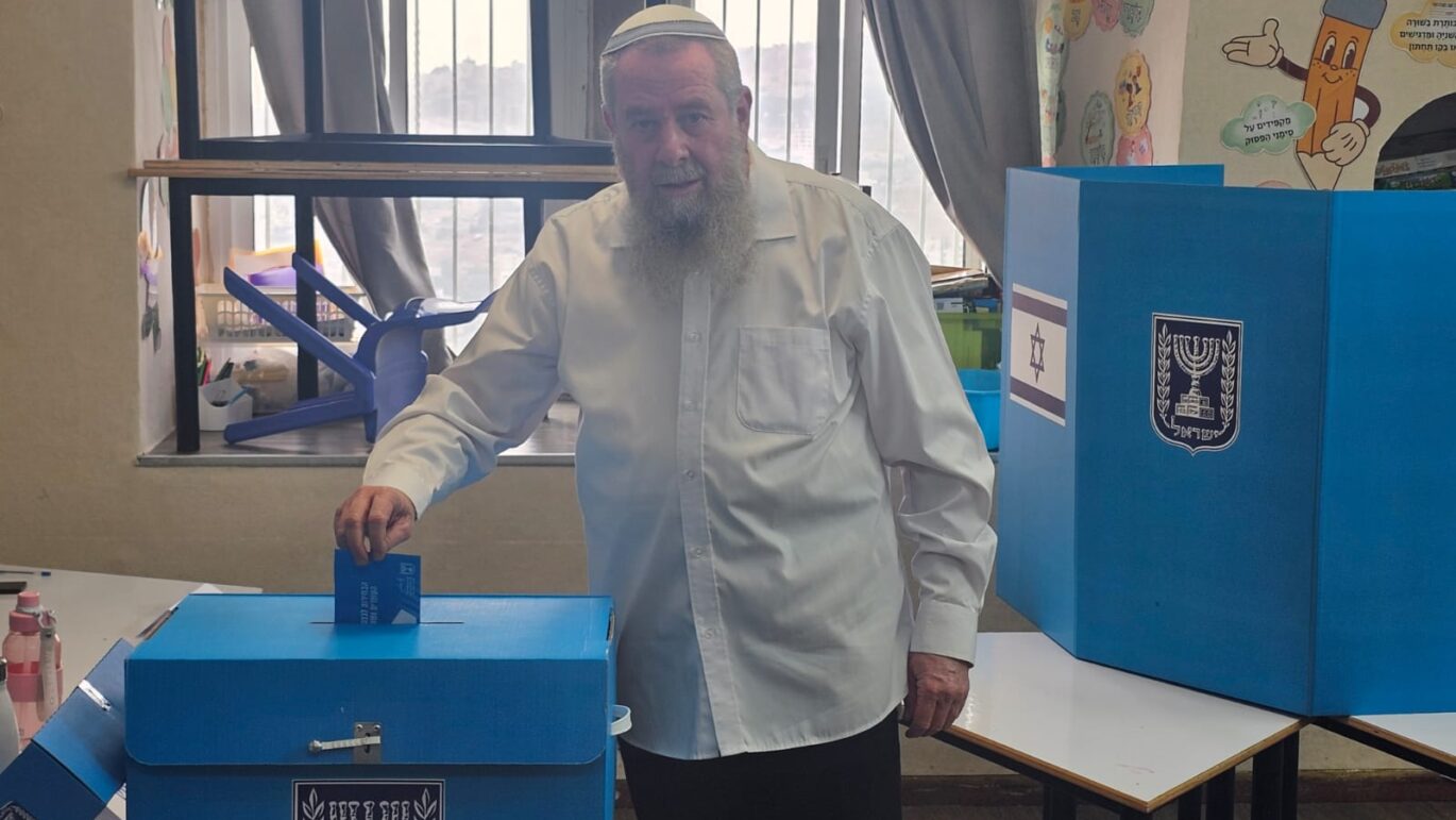 רבני מפלגתו טוענים כי הרשימה תשרוף קולות. יו"ר נעם לישראל אבי מעוז מצביע. צילום: דוברות המפלגה