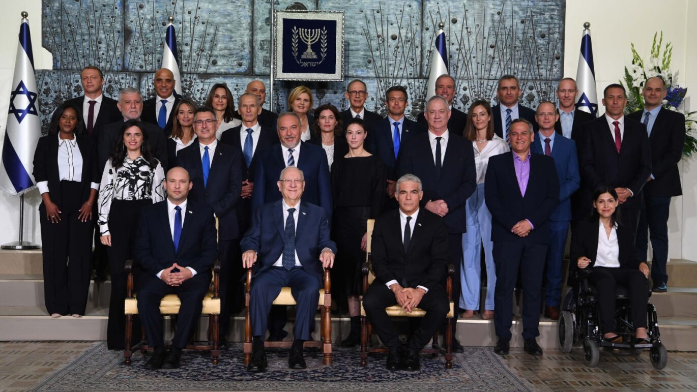 המזוודות נפסקו, הכסף עבר יופי יופי. ממשלת בנט-לפיד. צילום: ויקיפדיה, אבי אוחיון, לע"מ