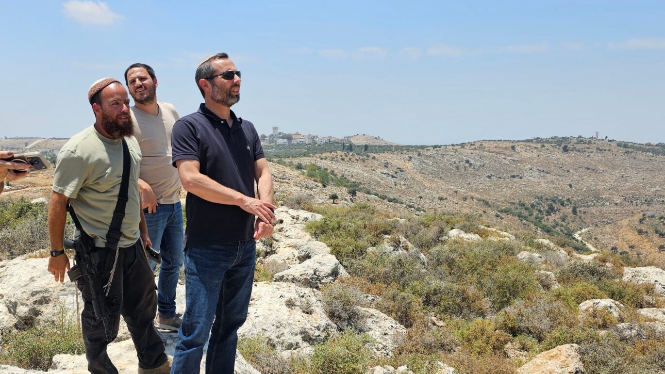 ישראל גנץ, יו"ר מועצת יש"ע וראש מועצת בנימין צופה אל היישוב הבא שיבנה. צילום: דוברות לשכת ראש המועצה
