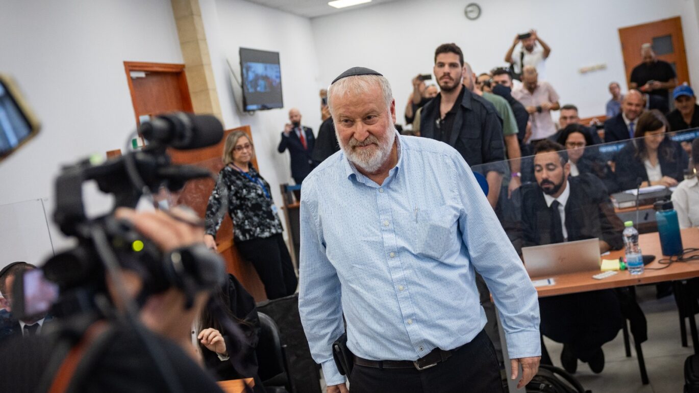 איש חלש שנגרס תחת גלגלי המערכת או מצג שווא מתוחכם. אביחי מנדלבליט. צילום: חיים גולדברג, פלאש 90