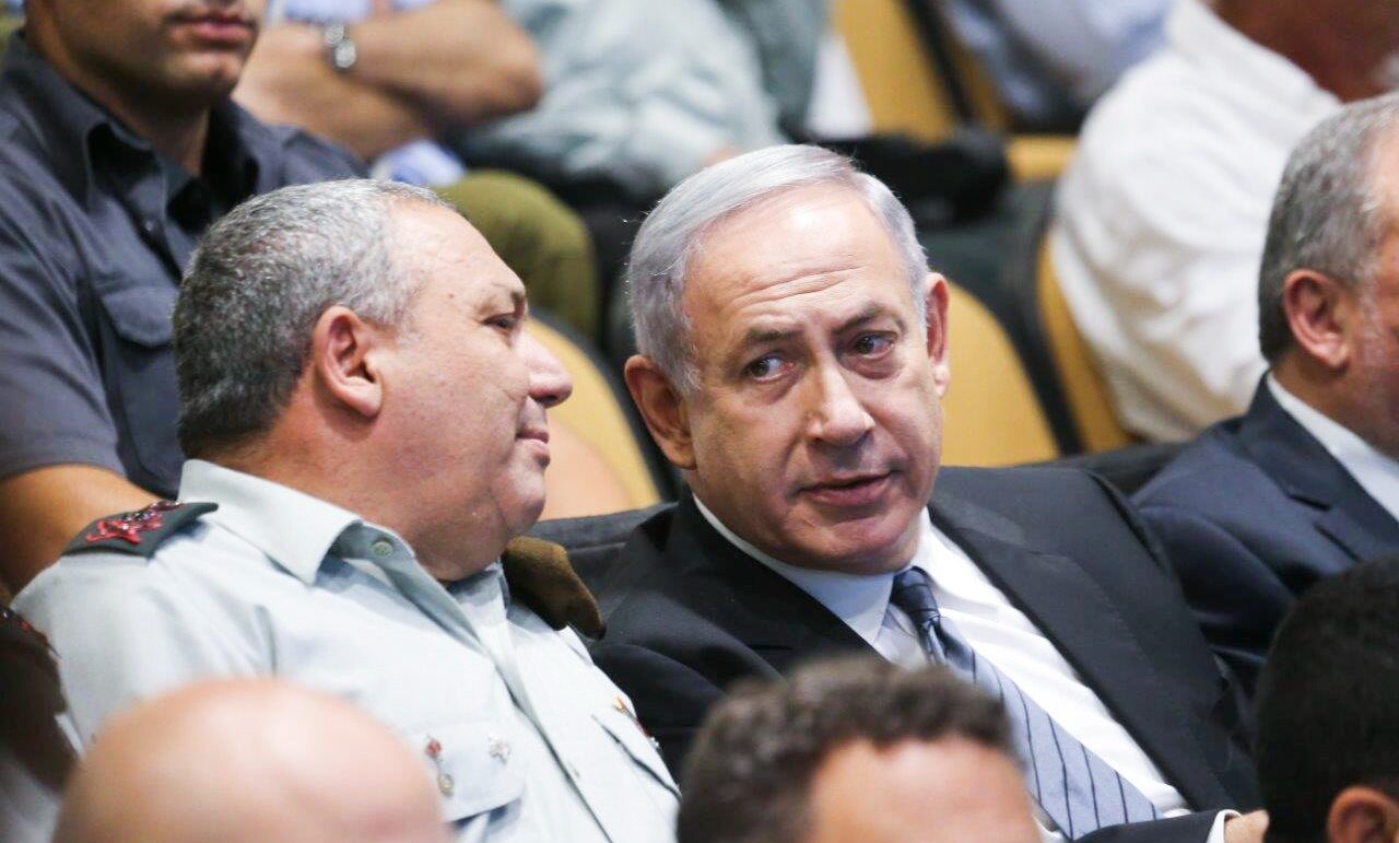 כהונה לצד נתניהו תעניק לו ניסיון. ראש הממשלה נתניהו עם איזנקוט בעת כהונתו כרמטכ"ל. צילום: פלאש 90