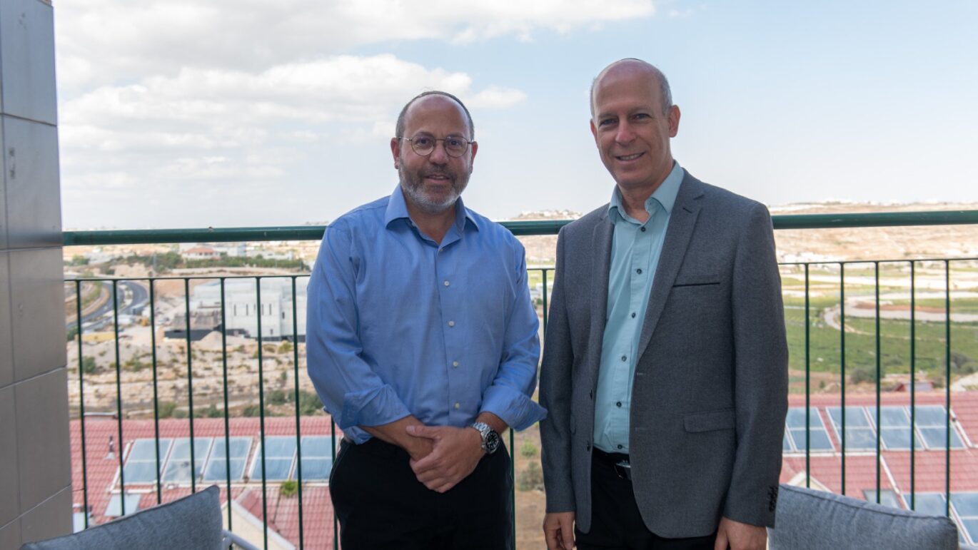 צביקה מור עם פרופ' חיים שקד. צילום: מאיר אליפור