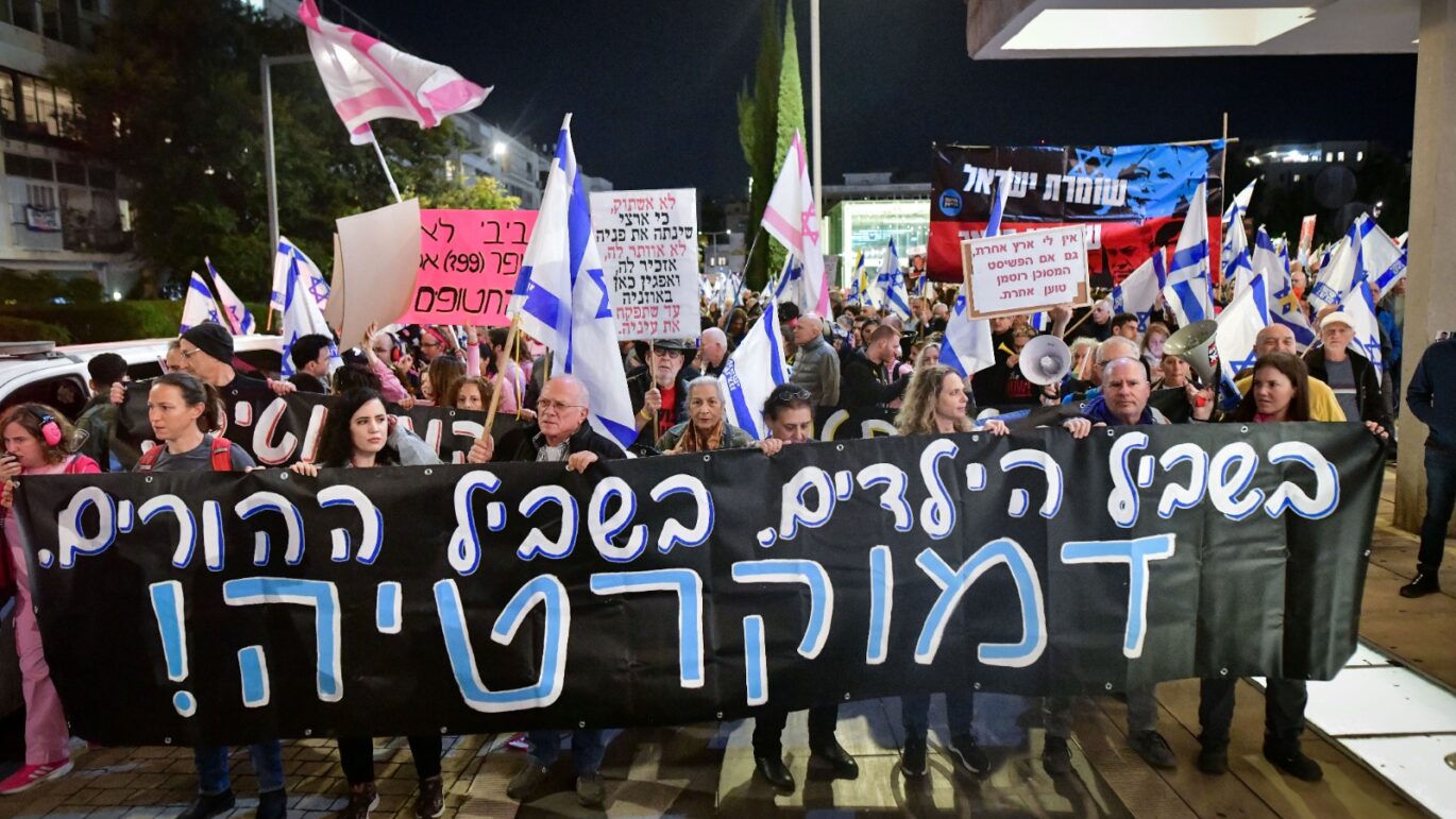 הממשלה הייתה אמורה ליפול מזמן, אבל באופוזיציה לא יכלו להתאפק. הפגנה בתל אביב נגד הממשלה. צילום: אבשלום ששוני, פלאש 90