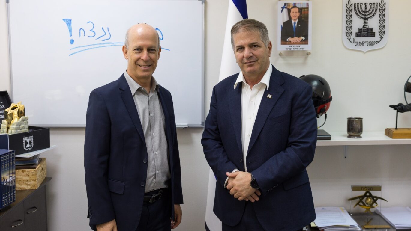 שר החינוך יואב קיש עם פרופ' חיים שקד. צילום: לירון מולדובן
