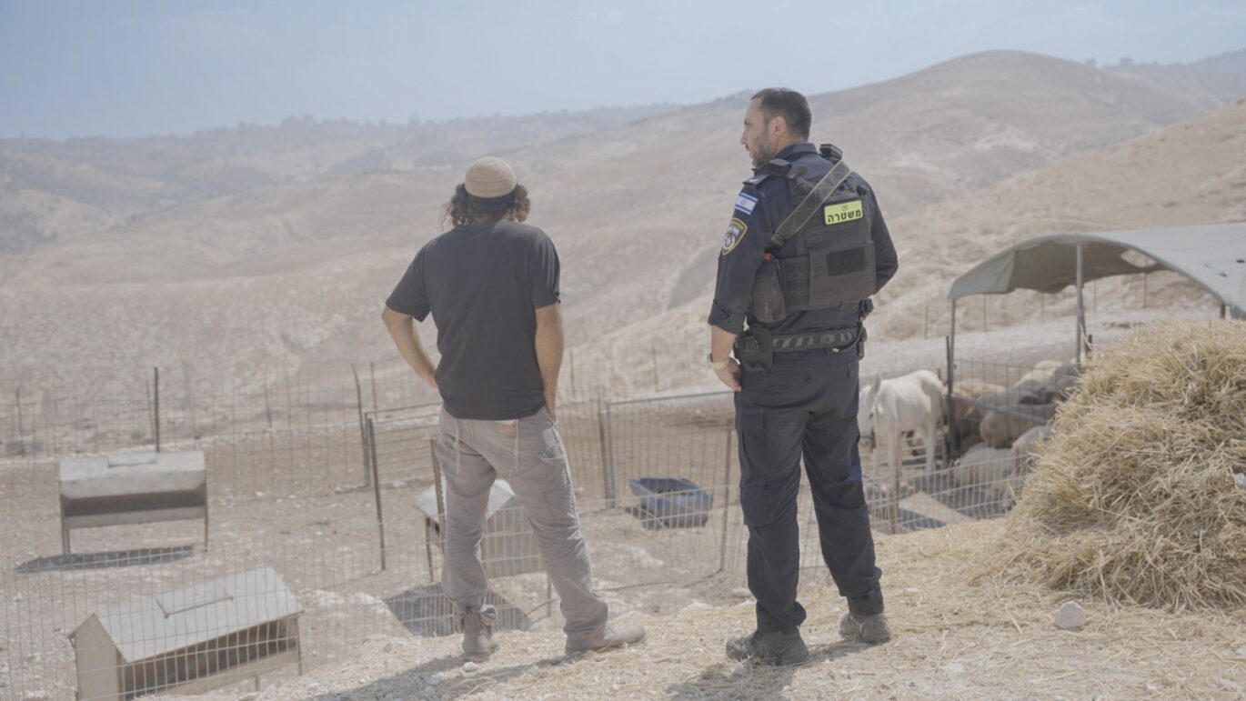 שוטר ונער באחת החוות. צילום: דוברות המשטרה