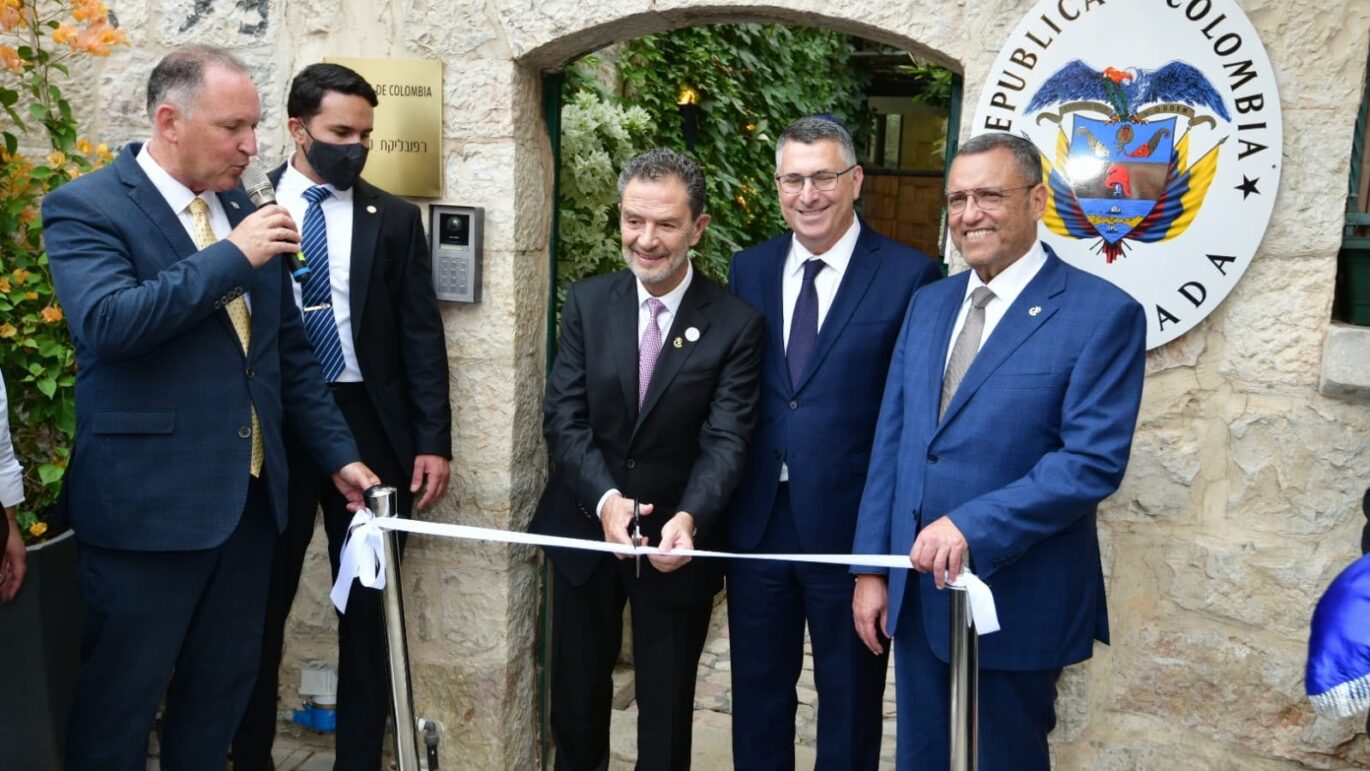 המדינה העשירית שפותחת שגרירות בירושלים. שר החוץ סער, שר החוץ הקולומביאני בולה אסקובר, וראש עיריית ירושלים לאון בטקס פתיחת שגרירות קולומביה בירושלים. צילום: רפי בן חקון