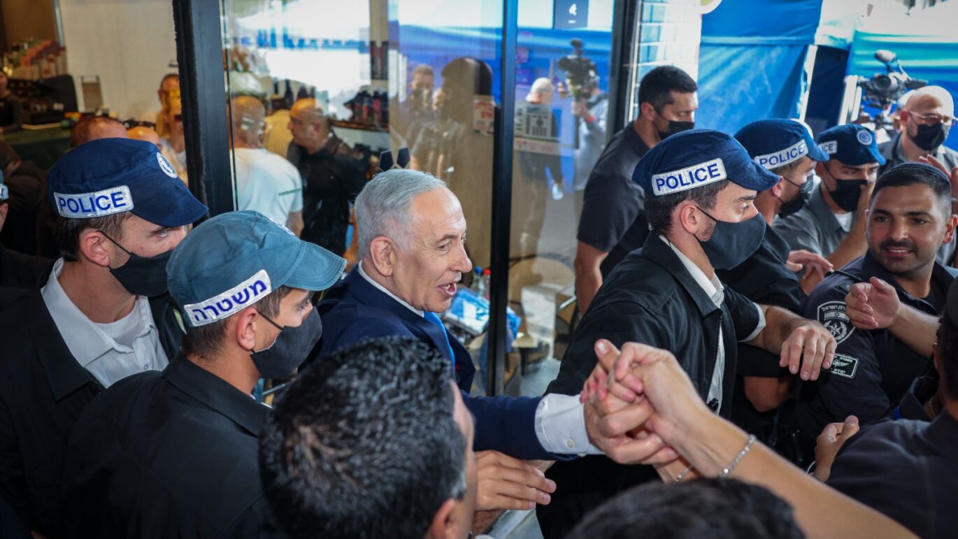 קמפיין אגרסיבי להנעת המצביעים לקלפיות. נתניהו בביקור בבית קפה בקריית גת השבוע. צילום: פלאש 90