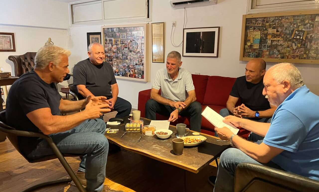 מול פררו רושה חתמו על מסמך התחייבות, ואז הכול השתבש. פגישת ראשי מפלגות גוש השמאל. צילום: ליהיא לפיד
