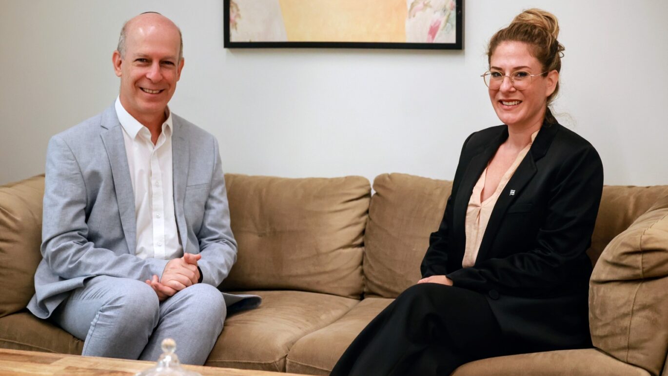עדי אלטשולר עם פרופ' חיים שקד. צילום: שלומי יוסף