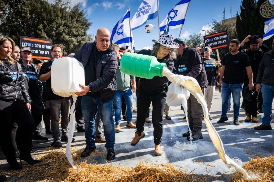 רפתנים שופכים חלב בהפגנה. צילום: יונתן זינדל, פלאש 90