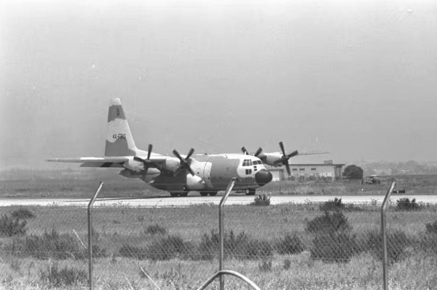 אחד ממטוסי הפינוי מאנטבה נוחת בישראל. צילום: משה מילנר, לע"מ