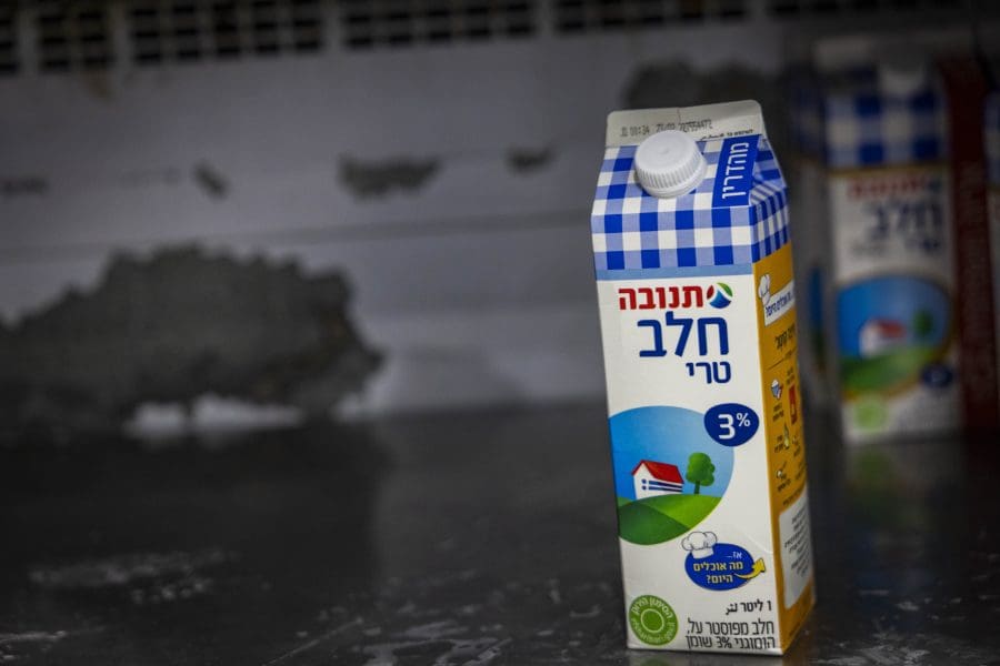 מדפי החלב בישראל עומדים ריקים כבר חודשים. צילום: חיים גולברג, פלאש 90