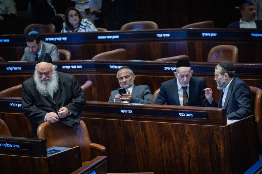 בחירה בין ממשלה עם חרדים או ממשלת שמאל. צילום: יונתן זינדל, פלאש 90